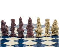 Berkeley Chess Alice i Underlandet kardinalblå schackset