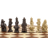 The Berkeley Chess Alice i Underlandet rödbrun och mahogny Schackset